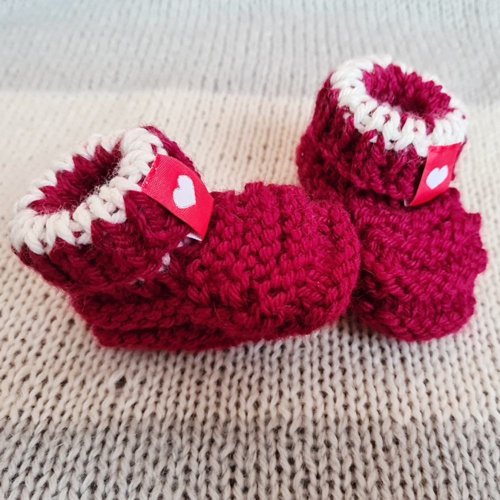 Einfache Babyschuhe stricken für Anfänger – gestrickte Babyschuhe aus roter Wolle 
