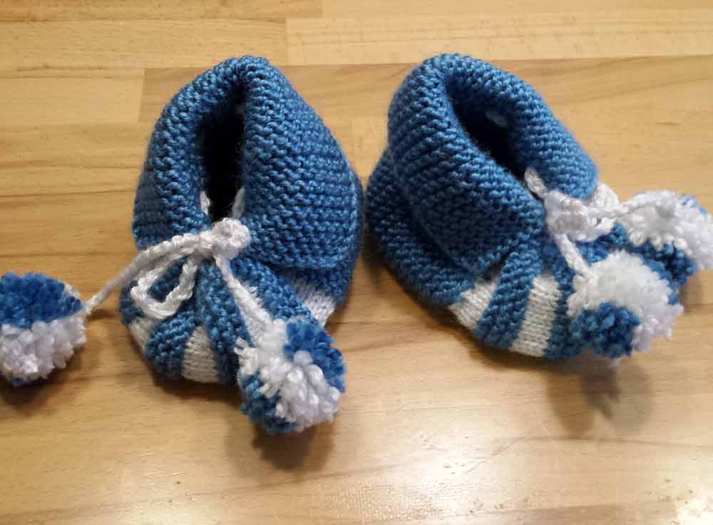 Schöne Babyschuhe für Jungen stricken