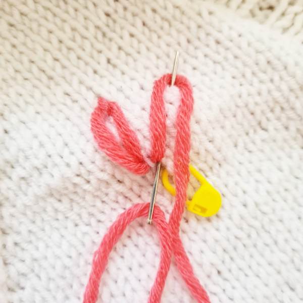 Blume auf Gestricktes sticken - kostenlose Anleitung für Anfänger