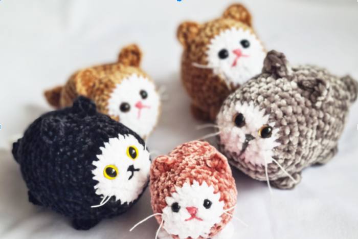 Moderne Katzen aus Plushgarn