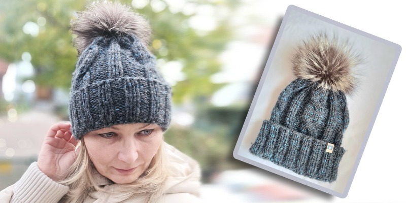 Mütze mit Bommel stricken – Einfache Strickanleitung mit Zopfmuster